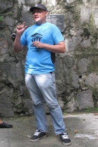 Noé - Habitat leader from the Salvadoran office - describing the monument